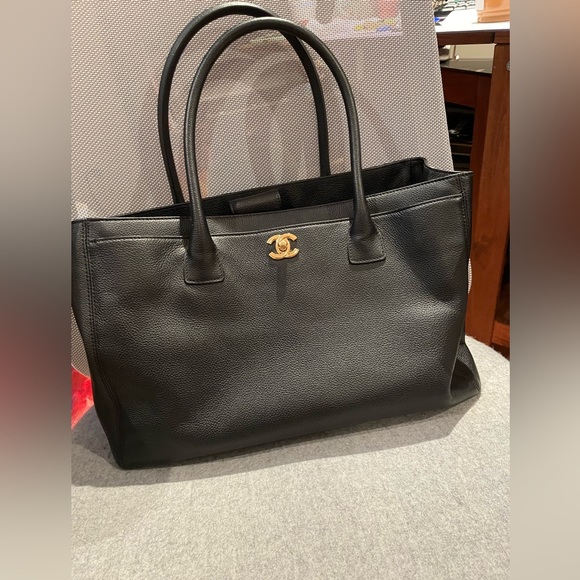 Chanel cerf tote black with gold hardware - Picture 2 of 14